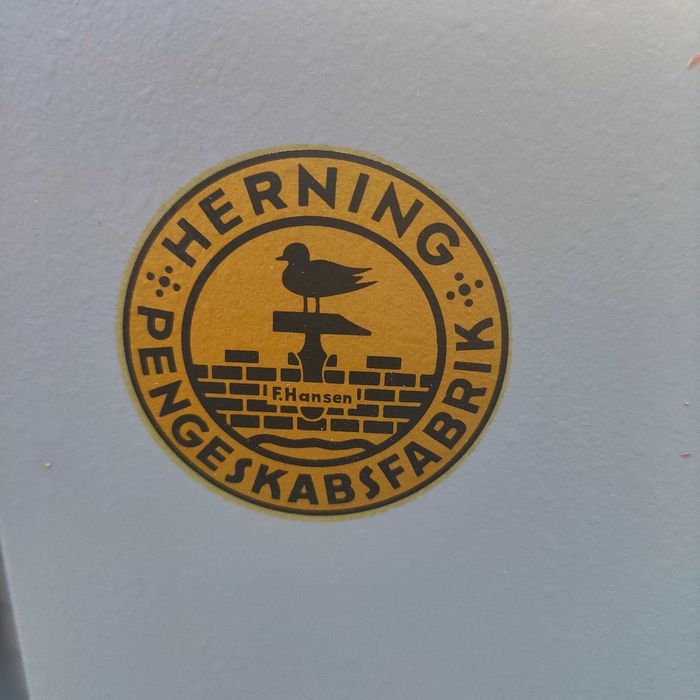 Seif cu închidere cheie