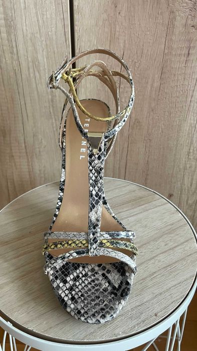 Sandale superbe STEFANEL, model deosebit, marime 39, piele, stare f buna