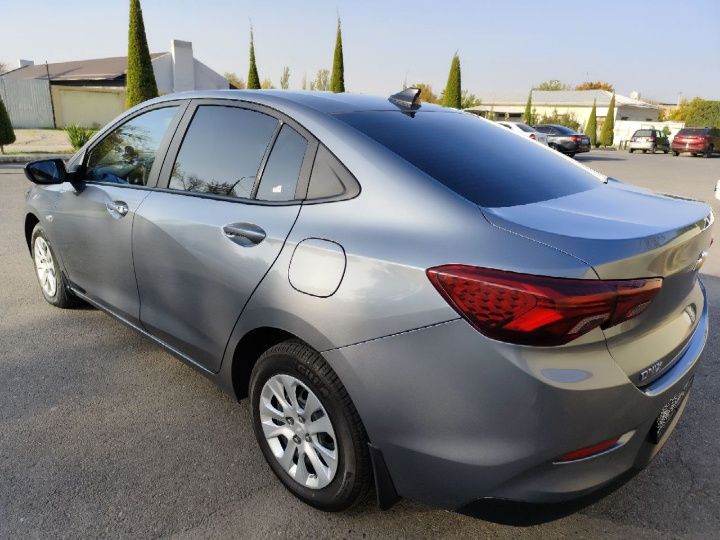 Автомобиль Chevrolet Onix