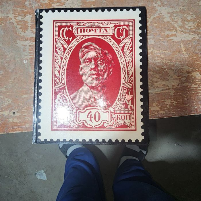 Много разных книг по архитектуре,живописи и медицины.