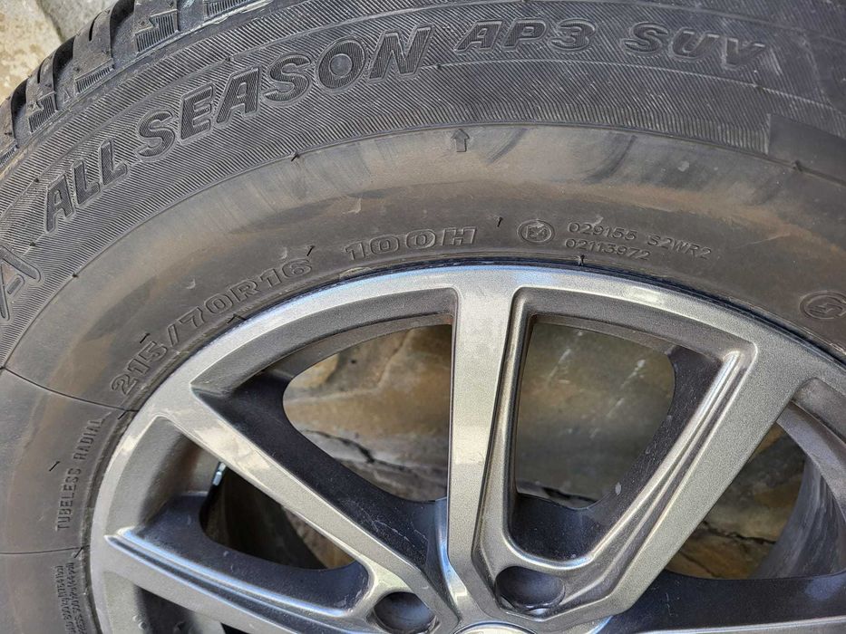 Продавам взесезонни гуми Maxxis M+S. На един Сезон с оригинални джанти