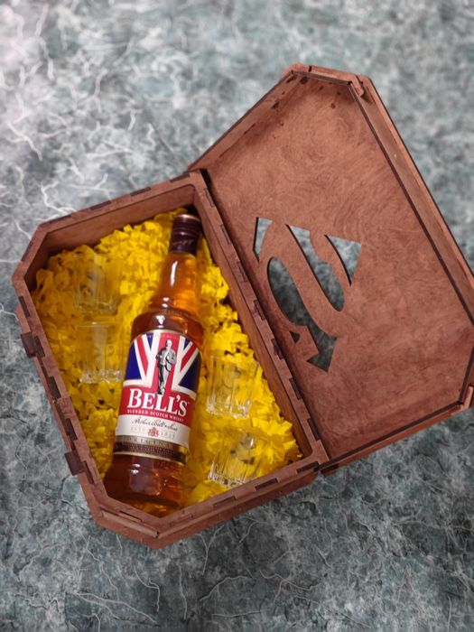 Продам чемодан с подарком.