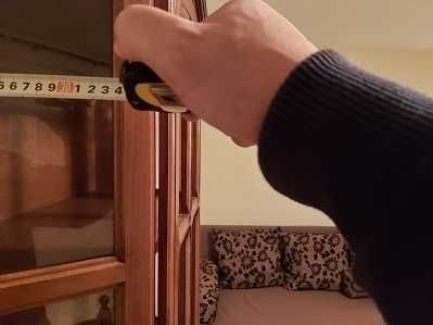 продавам изящен поръчков трапецовиден скрин: 80 см задна 40 см предна