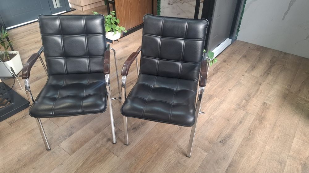 Vand 2 scaune pret 150 lei 1 buc