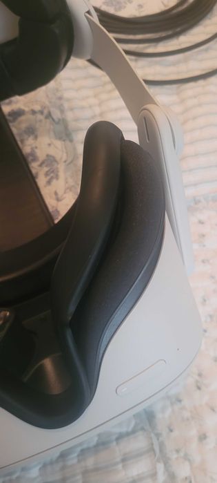 Quest 2 128GB със Kiwi Strap, USB батерии и др.