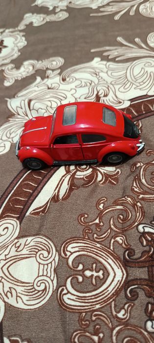 Игрушечная машинка