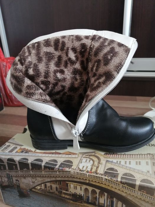 Продам детские красивые сапоги