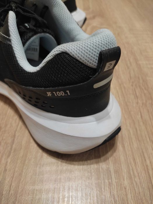 Обувки, маратонки