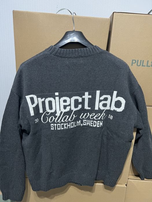 серый свитер Pull&Bear