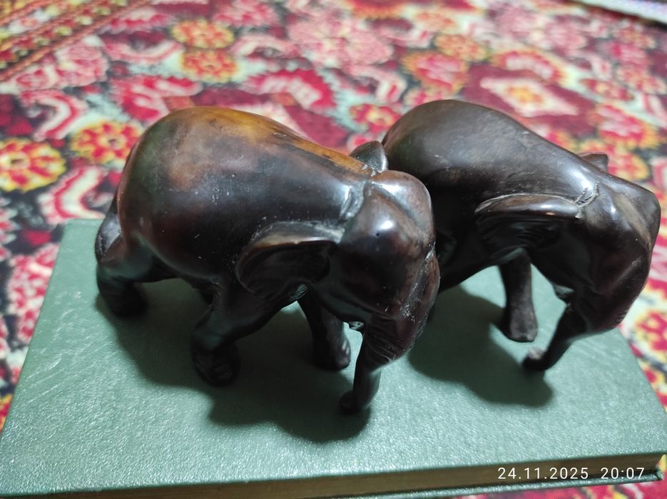 Срочно продаются два слонёнки из красного дерева