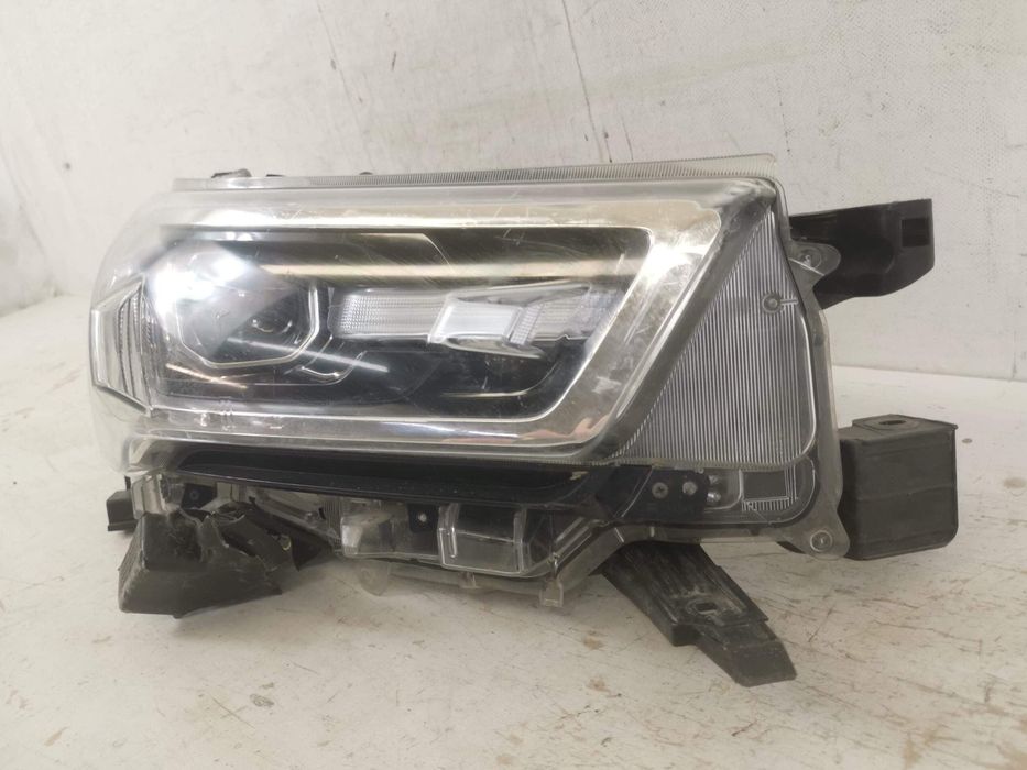 Тойота Хилукс / Toyota Hilux [Преден фар дясно Full Led Toyota Hilux 8