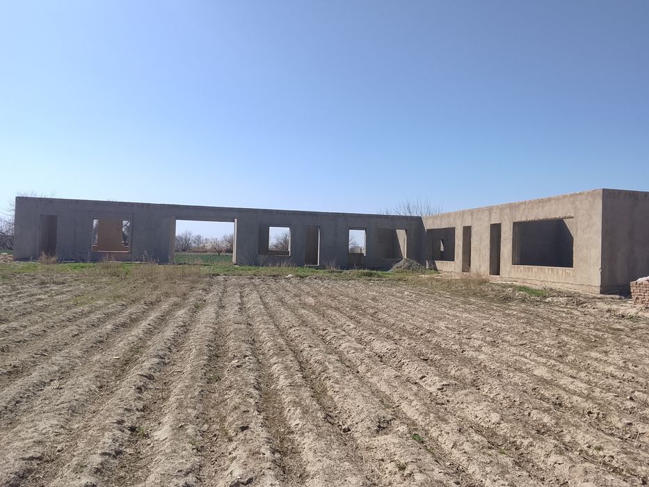 Bitmagan Uy sotiladi yeri bilan 20 soʻtix yer uyi bilan juda zoʻr quri