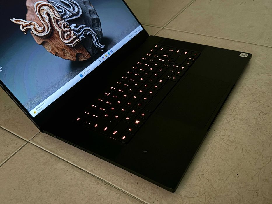 15.6' 300Hz Core i7-10875H Razer Blade Advanced 32GB DDR4/512GB NVMe/Nvidia RTX 2080 Super Max-Q 8GB