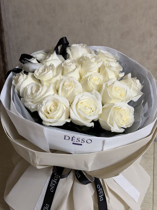 Шикарный букет белых роз