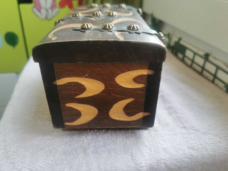 Cutie de bijuterii din lemn ,veche