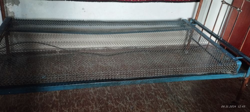 Железная кровать