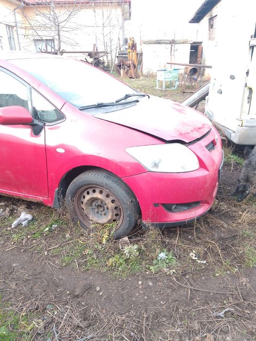 Dezmembrez Toyota Auris