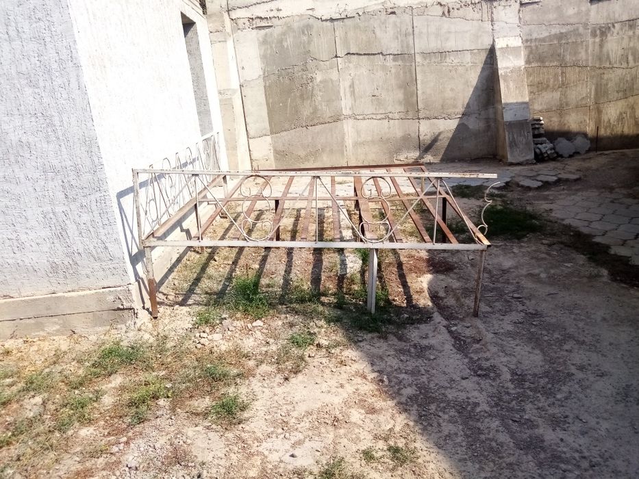 Продам металлический топчан.