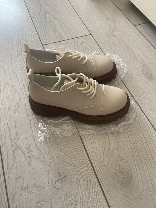 Срочно продам женские туфли дерби