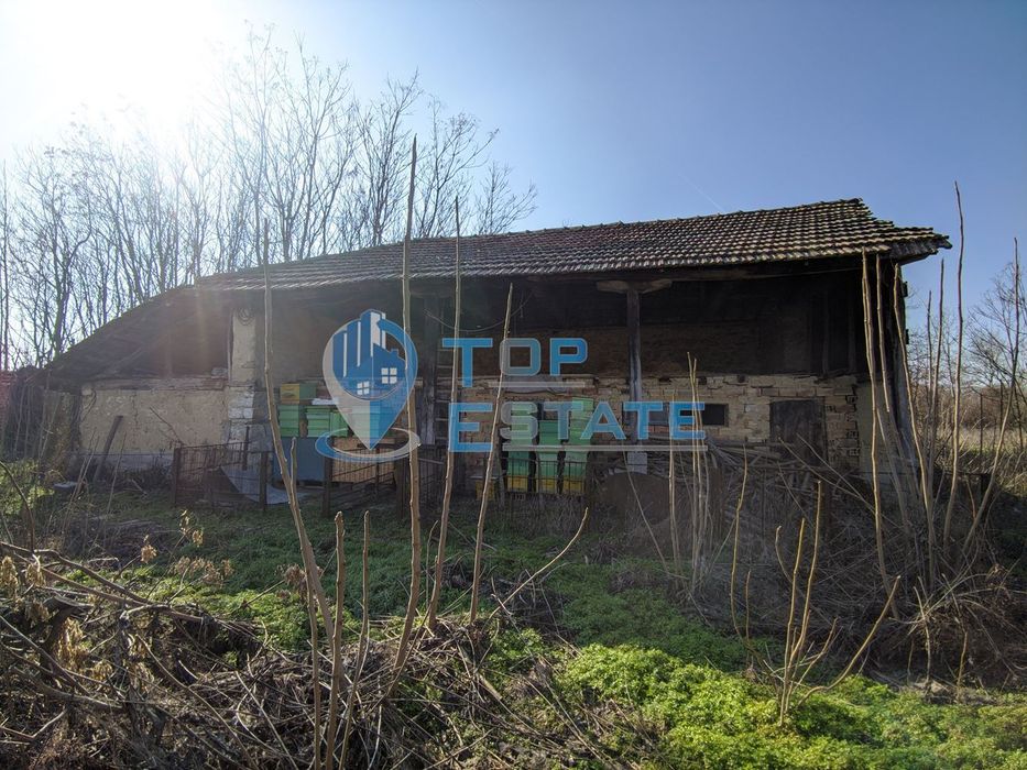 Старинна къща с голям двор в село Мусина