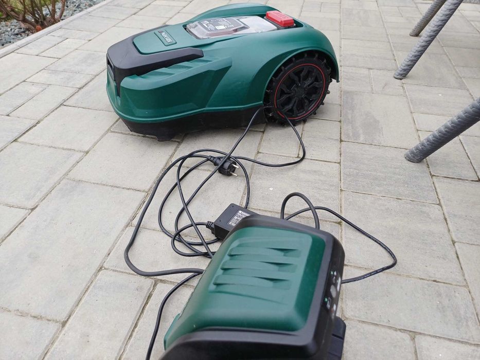 Robot tuns gazon pe acumulatori Parkside