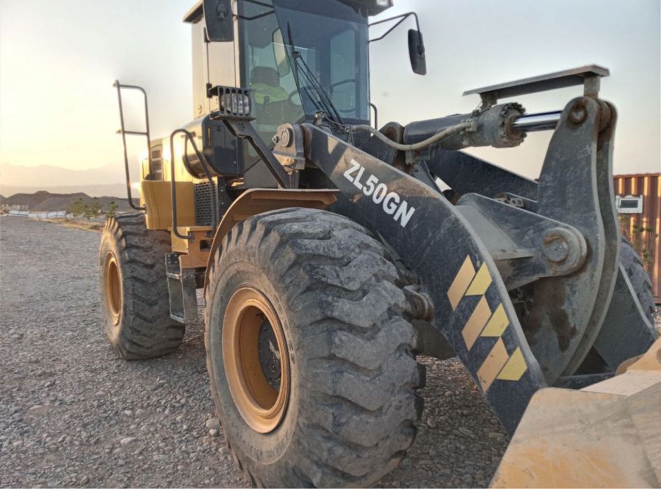 Продается Фронтальная погрузчик 3.2m3