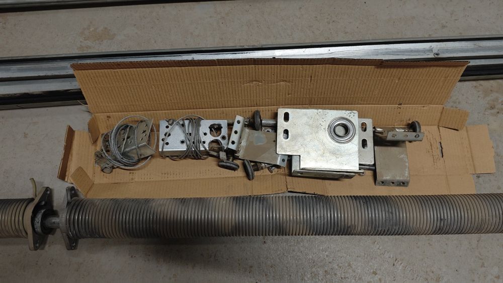 Секционна гаражна врата