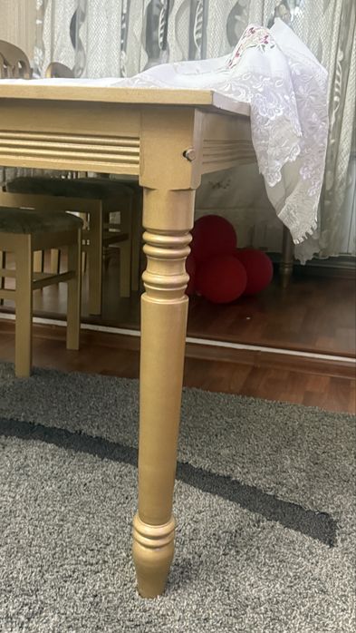 Стол и стулья для гостинной