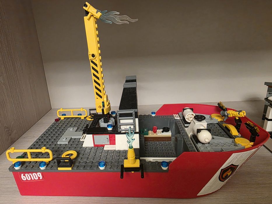 LEGO CITY 60109 - Șalupa de stins incendii