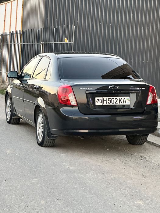 lacetti 1.8 sotiladi