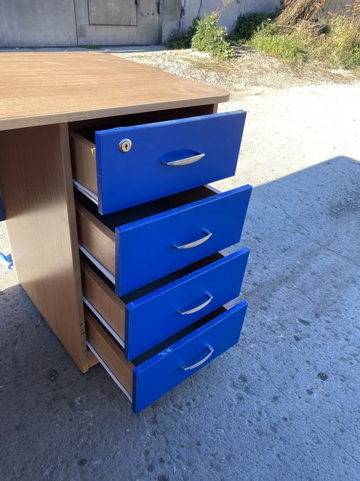 Продам недорого 2 угловых стола для офиса