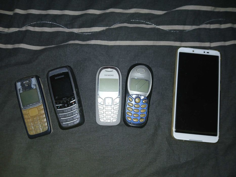 Продавам стари телефони 2 работят