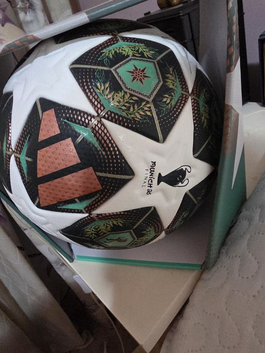 Vând minge Uefa Champions League pro