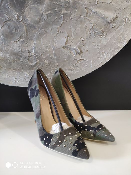 Остри обувки с тънък ток камуфлажни текстилни номер 39 от Англия