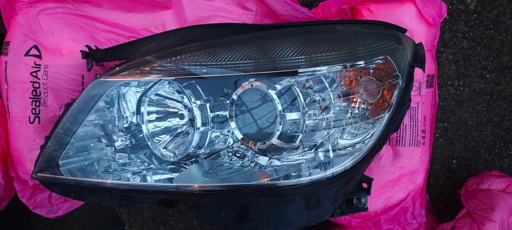 Продавам ляв фар за Mercedes w204 2007 година