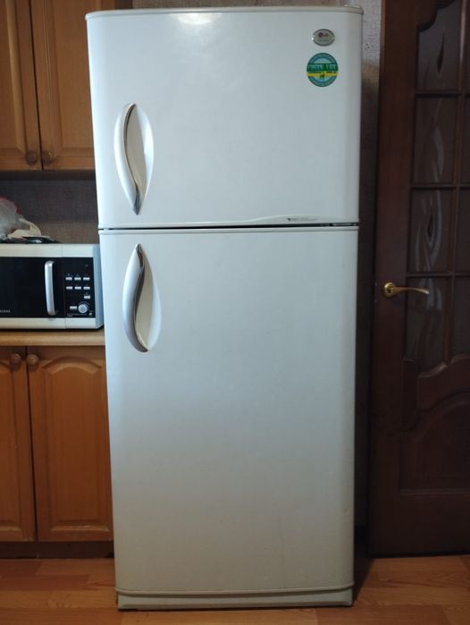 Холодильник двухкамерный б/у