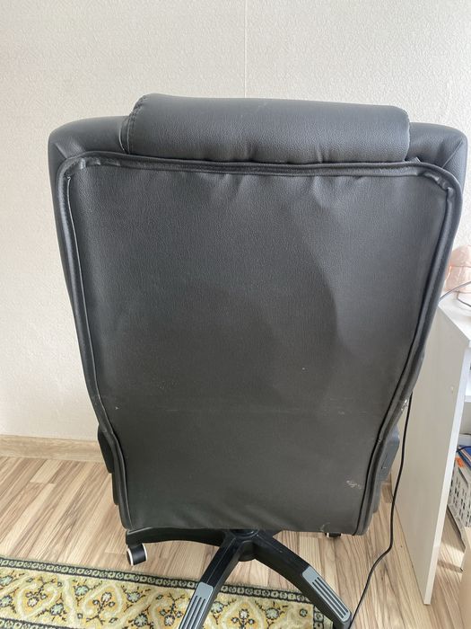 Офисное кресло в хорошем состоянии