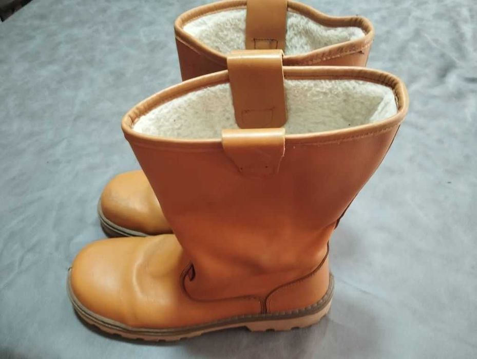 Продаются спец.сапоги 44-45 размера. Новые.