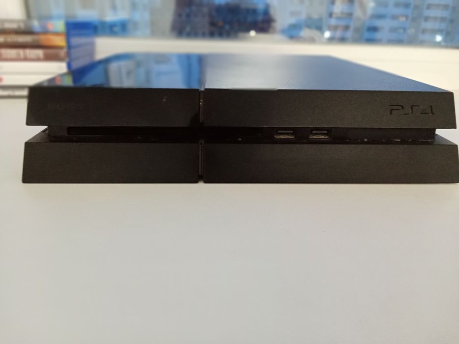 Продам PlayStation 4 со 6 играми