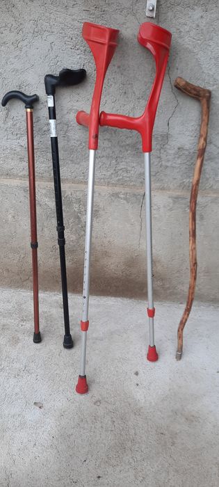 Vând cadru, scaun toaletă,  bastoane, aparat de masaj pt circulație