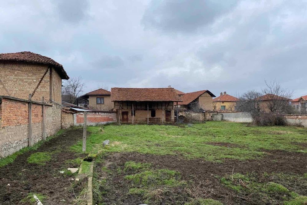 ПРОСТОРЕН ПАРЦЕЛ в центъра на с. Каравелово