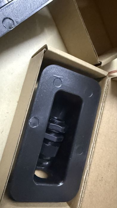 Treceri cablu perete/rulota negre