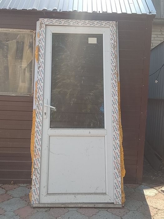 Продам пластиковую дверь