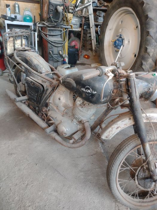 Vând motocicleta rusească