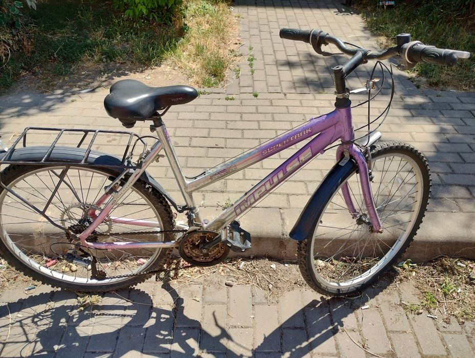 Se vinde bicicleta de dama cu cadru de aluminiu .