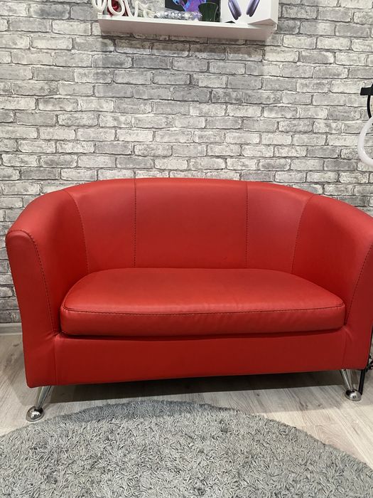 красный диван