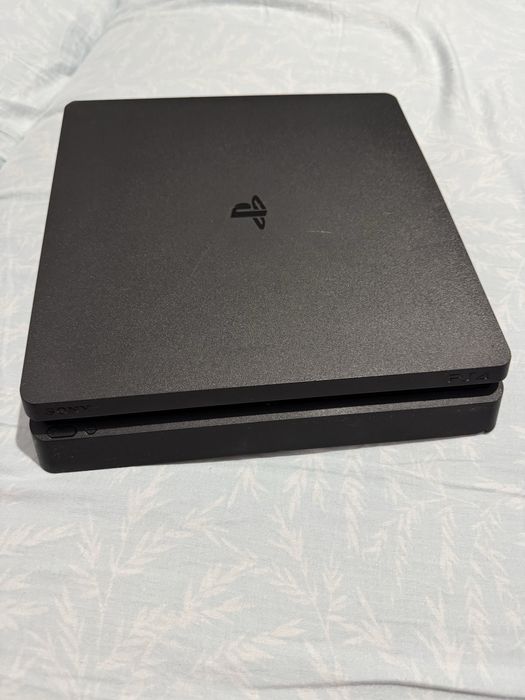 Vand PlayStation 4 Slim 500 GB
