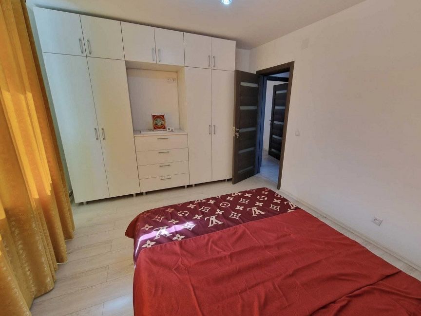 Vând apartament 3 camere – Mioriței, decomandat