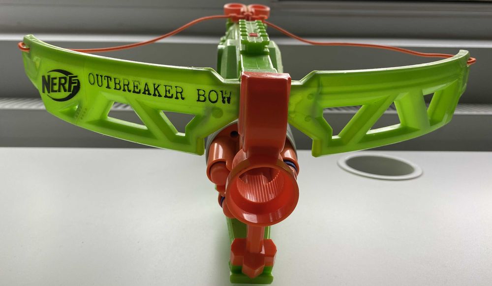 NERF Zombie Strike Outbreaker Bow + 5 cartuse