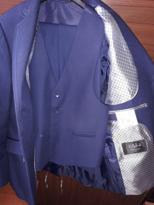 Школьный костюм  темно синий размер 32